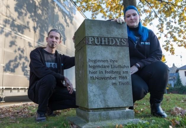 Kathrin Klüß und Ricky Kokel sind seit vielen Jahren treue Puhdys-Fans. Am Wochenende waren sie in Freiberg - weil das Tradition ist. Ein Konzert ihrer Lieblingsband werden sie aber wohl nie wieder erleben. 